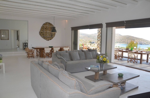 VILLA IRINI, A BEAUTIFUL SPACIOUS SEA VIEW VILLA, QUIET , MAGIC VIEWS, RELAX