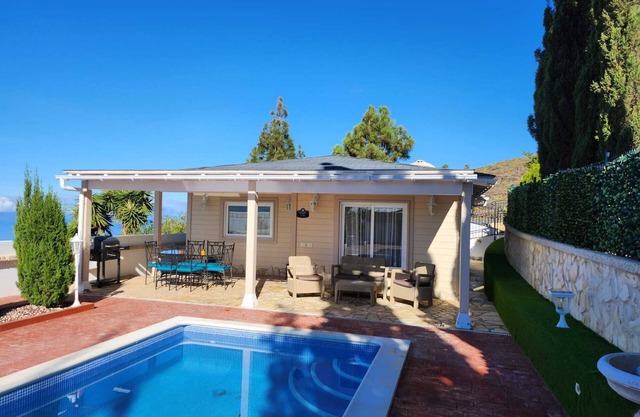 Villa Karla con Piscina: Tranquilidad y Naturaleza