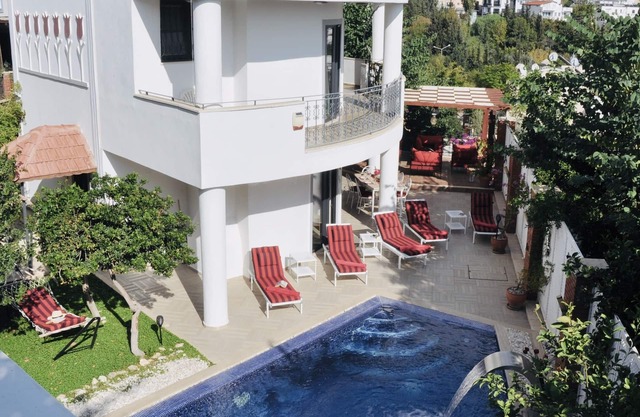 Villa Kirmizi Lale, Private Pool, Gardens, Very Close to Town - No Need for Taxi