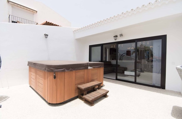 Villa Las Flores. Stunning 3 Bedroom Villa. Jacuzzi. Central Location.