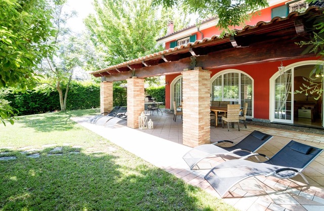 VILLA LISA - COUNTRY HOUSE LISA. HOUSE WITH GARDEN 7 MINUTES WALK FROM THE SEA