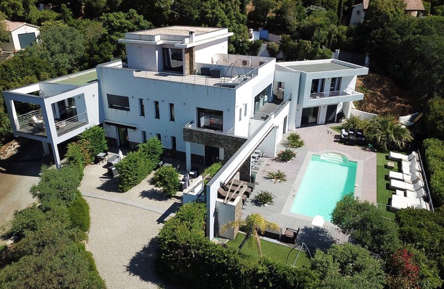Villa Louancelie, beautiful contemporary house with swimming pool and sea view.