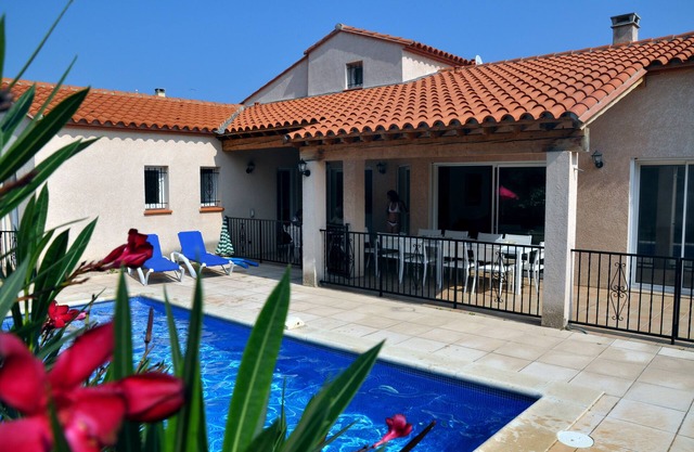 VILLA LUMINEUSE 14 pers-300m BEACH-MARINA-PISCINE-JACUZZI 6 bedrooms 5 bathrooms large kitchen