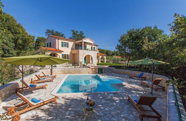 Villa Maggie, Your Peaceful Istrian Getaway with Shared Pools
