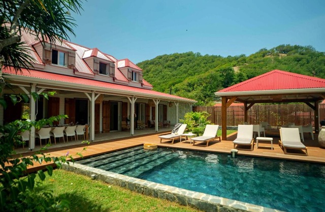 Villa Maison Blanche, 5 bedrooms with swimming pool in a large wooded park