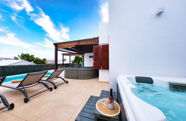 Villa Malolo - Private Pool and Jacuzzi By Lanzarote Vacation Homes