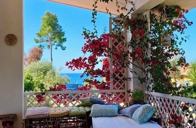 Villa Mare tra cielo mare, located on the coast between Gaeta and Sperlonga
