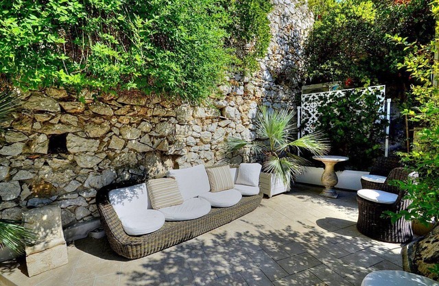 Villa Marinella: A romantic and welcoming three-story villa situated in a quiet location, at a short distance from the famous Piazzetta of Capri, with Free WI-FI.