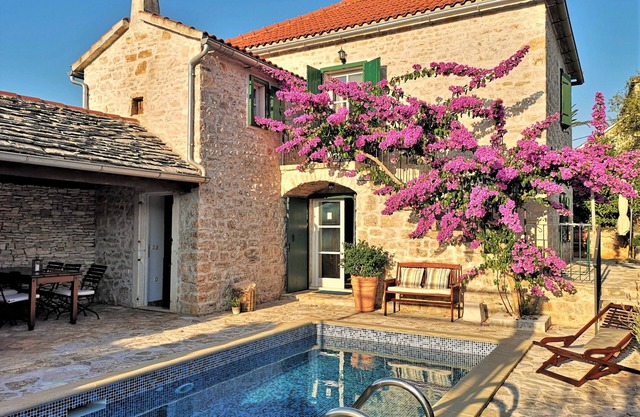 Villa Maruka: original 19th century stone villa by local hosts