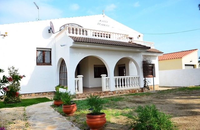 Villa Masia Llacuna with Private Pool, Terrace & Wi-Fi