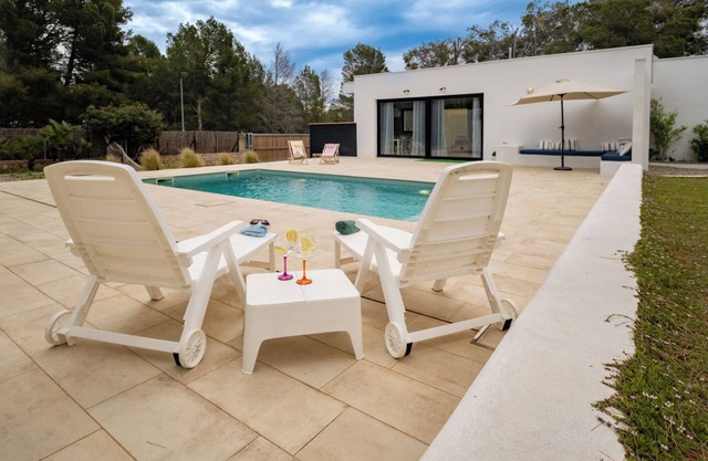 Villa Mediterranean private pool. Barbecue. Near beachs and Port Aventura