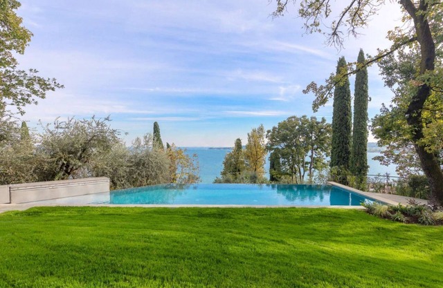 VILLA MICHELLE - Amazing view- Pool- Beach front
