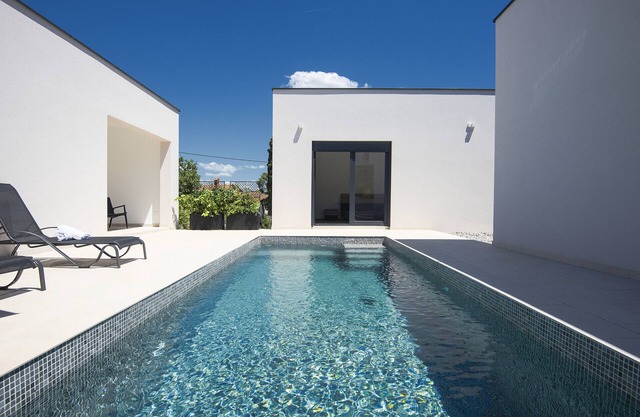 Villa Nauta - beautiful ground floor villa for 4 people with playground & sauna Pula