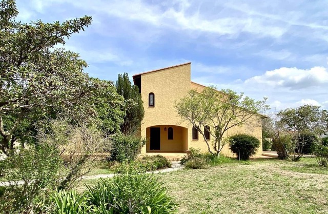 Villa of 230m² on 2100m² of fenced land 38 km from the beaches