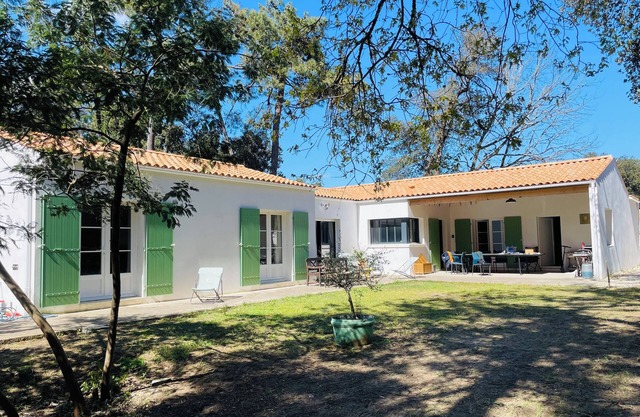 Villa Oléron sleeps 17, very close to the ocean (800m) and shops (100m)