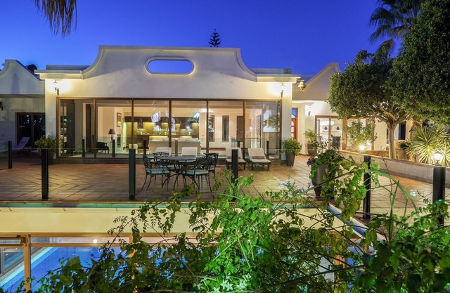 Villa Palmeras with Wi-Fi, Balcony, Garden, Terrace, Pool, Sauna