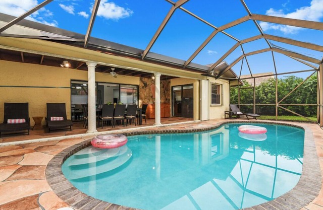 Villa Pine - Heated Pool near Town Center Mall