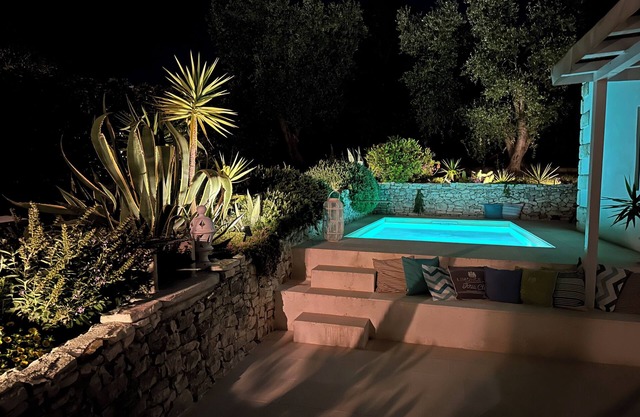 Villa Poggio al Sole Vieste, 1700 villa with pool surrounded by greenery