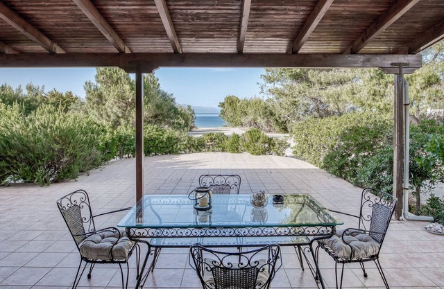 Villa Reiki, Classy beachfront Home at Lakkopetra