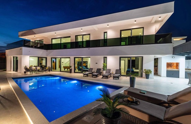 Villa Royal Hill with pool