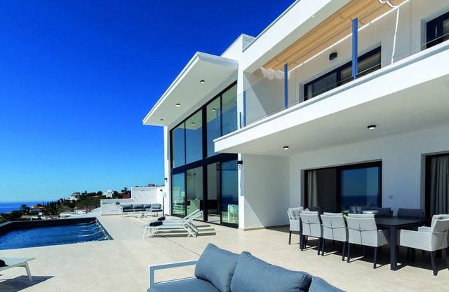 Villa Royal, modern villa with private heated pool and sea view