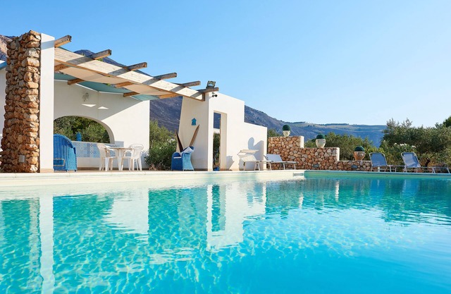 VILLA STERLIZIE - PRIVATE POOL OF 50 SQM - PARK, AIR CONDITIONING AND WIFI