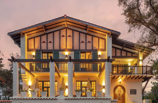 Villa Sciurus with large pool between lake and ocean