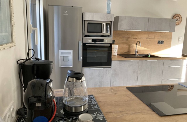 VILLA sleeps 6 - enclosed garden with electric gate located 150m from the beach. 3* label