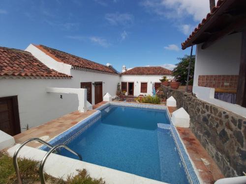 Villa-Sleeps4-Parking-Garden-Pool-NearAirport
