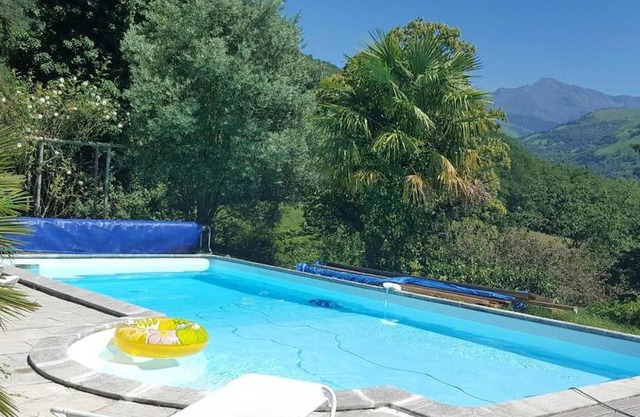 Villa spacieuse avec piscine à Aspin-en-Lavedan, vue montagne.