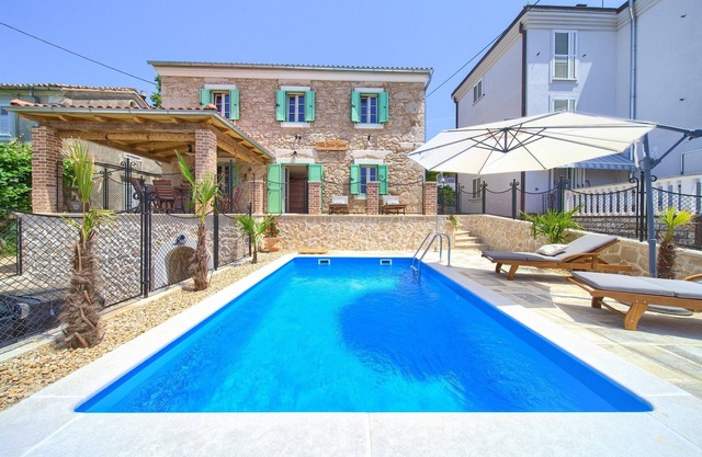Villa Stone Queen with heated swimming pool and Seaview