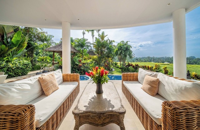 Villa Tau: Luxury Tropical Villa with Private Pool & Rice Field Views near Ubud