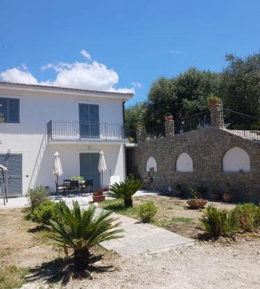 villa tra uliveti e mare
