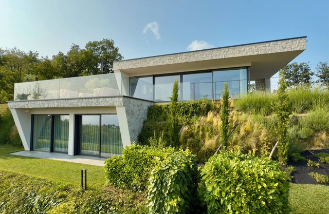 Villa 'Vallonga' with Lake View, Wi-Fi and Air Conditioning