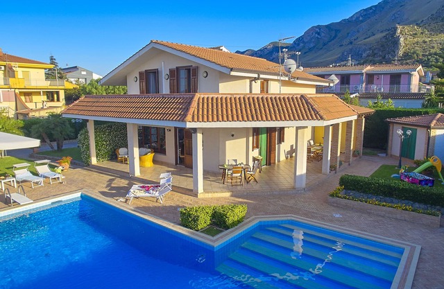 Villa with pool, 5 rooms with private bath, between Palermo and Cefalù