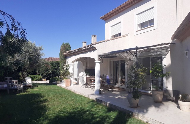 Villa with 160 m2 pool on 1000 m2 landscaped garden,