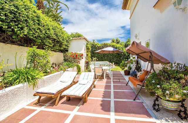 VILLA WITH Beautiful ENCLOSED GARDEN, PRIVATE POOL VFT00477
