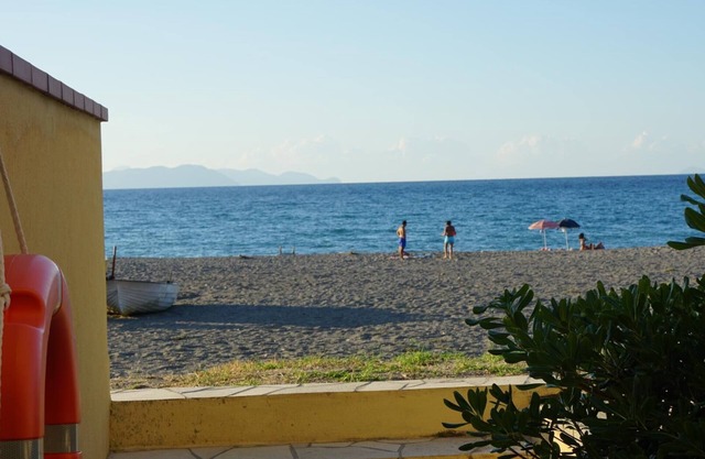 Villa with direct access to the beach and with a beautiful sea view.