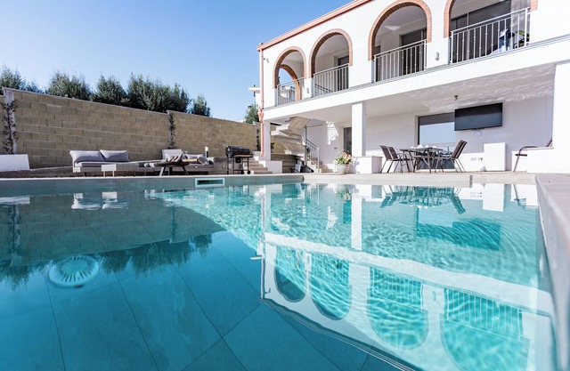 Villa with heated pool 2 steps from the sea