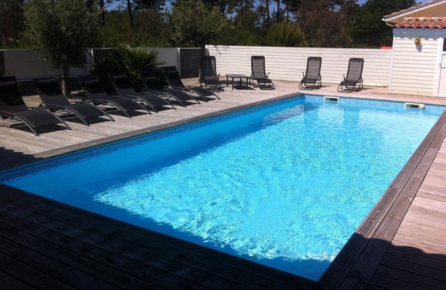 Villa with heated pool 600 meters from the beach