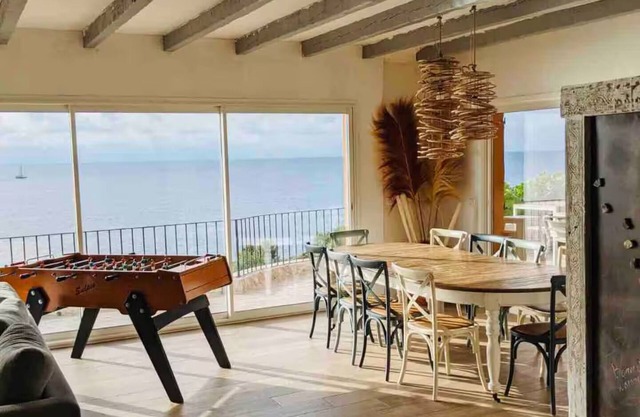 Villa with panoramic sea view, private pool and creek access