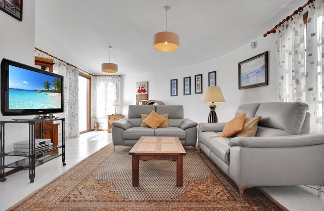 Villa with pool overlooking the Atlantic Ocean and Parque Holandes