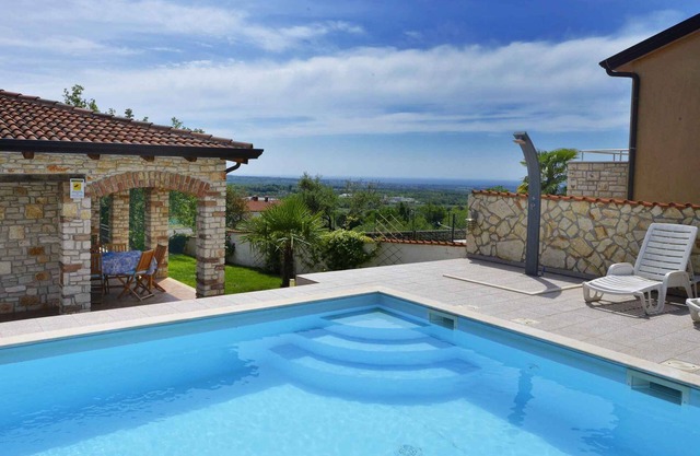 Villa with pool and air conditioning