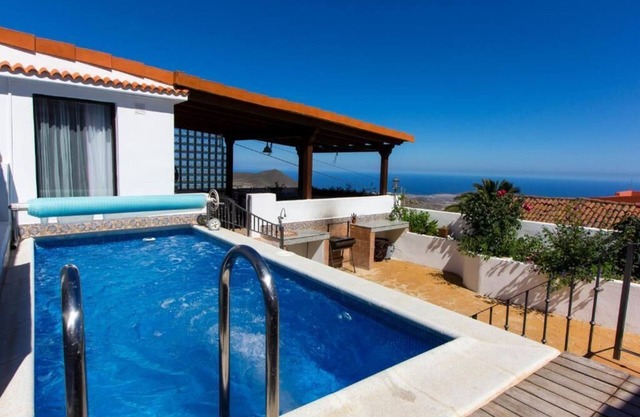 Villa with pool and wonderful views (pet friendly)