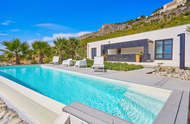 Villa with pool and sea view, 3 bedrooms Sciaccan