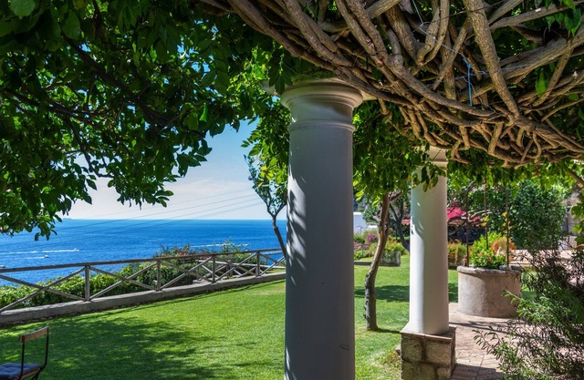 Villa with pool in Capri Town