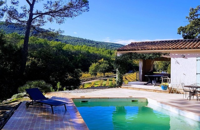 Villa with pool in the heart of the vineyards