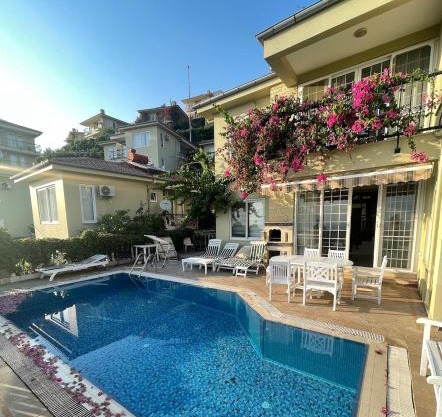 Villa with pool in Goldcity tourism complex