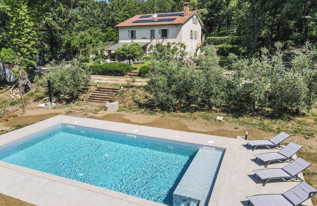 Villa with pool in quiet & relaxing area at 6km from villages/shops/restaurants.