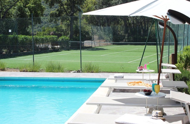 Villa with private pool and tennis two minutes with auto to the beach. Ferry Offers.